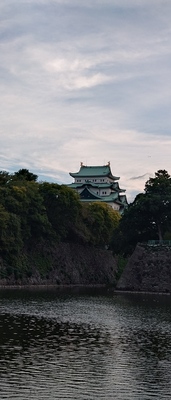 早朝、お堀からの天守