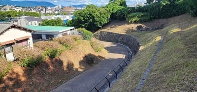 本丸跡階段から土塁（左）と石垣（右奥）