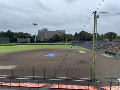 球場内の土塁を使用したスタンド