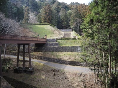 橋と土塁