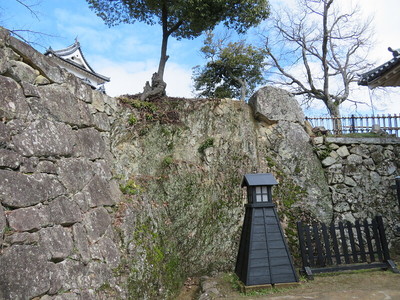 太鼓門前の岩盤・石垣