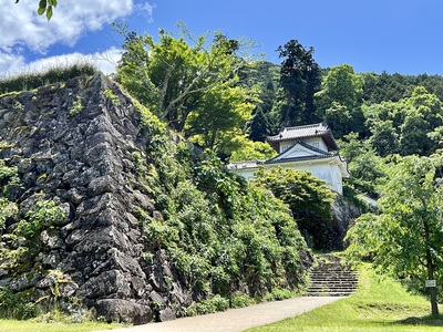 二の丸石垣と本丸西隅櫓（北から）