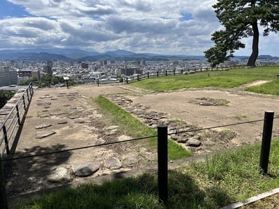 時代の異なる建物跡