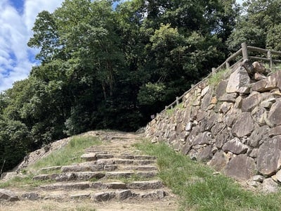 山上ノ丸登城道入り口