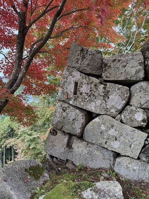 西門櫓の石垣に残る柱穴