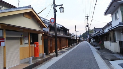 松山簡易郵便局から見る城下町