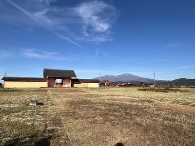 政庁南門より鳥海山を望む