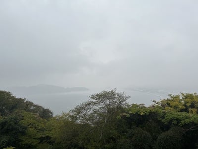 本丸あとからの眺め（雨に煙る中海）