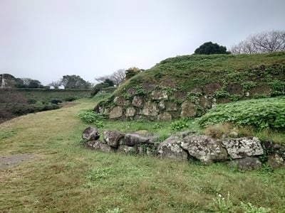 本丸の破城された石垣