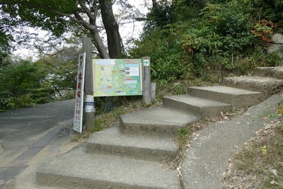 野崎城登城口