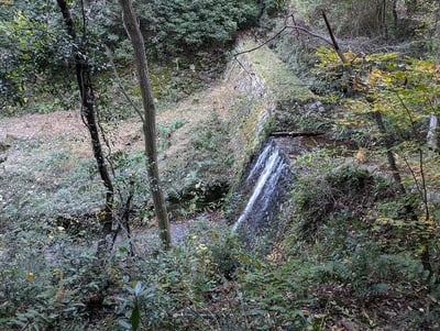 城の石垣と連結した砂防堰堤（日本遺産）