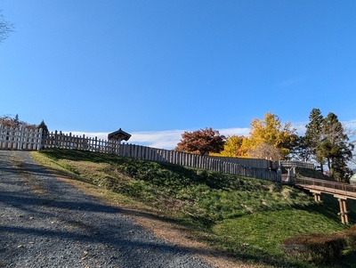 根城入口前からの全景