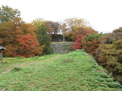 西側の三の丸（台所櫓跡）から本丸