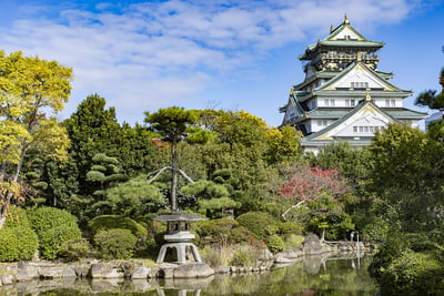 天守近景、日本庭園より