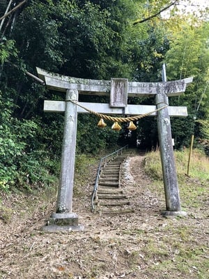 城趾に建つ広瀬神社鳥居と登城道