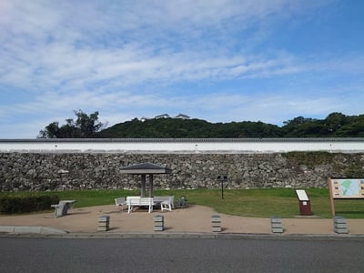 百間土手石垣と本丸の遠景