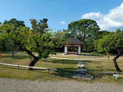 柳沢文庫前庭園