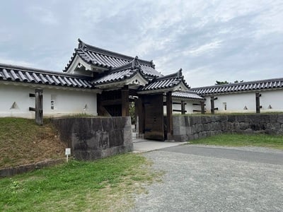 城内から見た内冠木門と馬出門桝形土塀