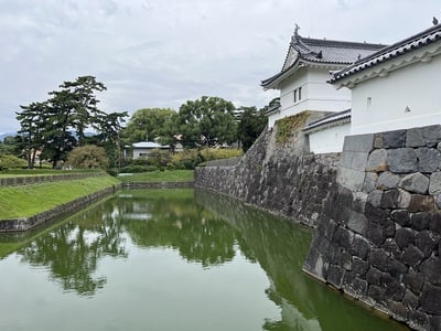 住吉橋から見た住吉堀と銅門（右）