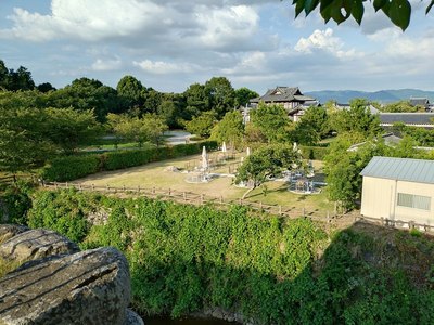 本丸から見た毘沙門曲輪