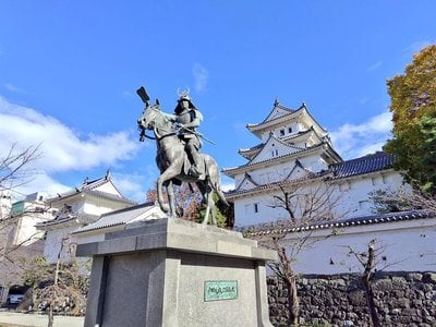 大垣城 天守と戸田氏鉄公像