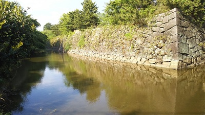 松陰門跡の石垣と水堀