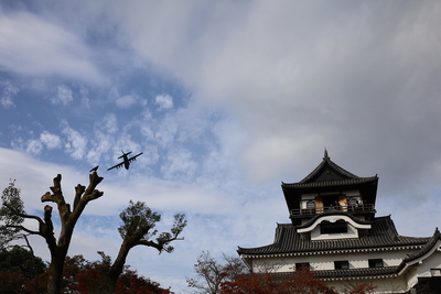 天守をかすめるように飛ぶ軍用機