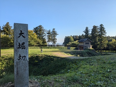 二の丸から土橋と郭馬出西虎口門（復元）