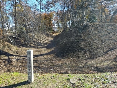 勝山城本丸（主郭）外堀跡