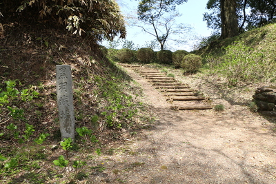 城址碑と本丸への階段