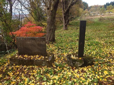 八幡楯に建てられた城址碑