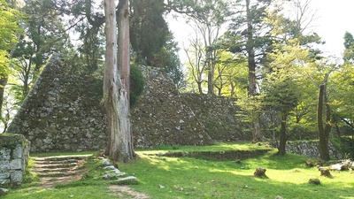天守台と本丸跡の石垣