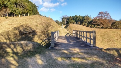 木橋と二の丸虎口（写真奥側）