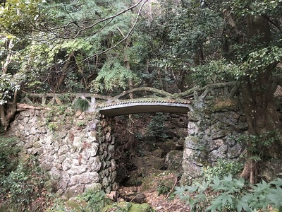 信長居館跡、奥の遊歩道。