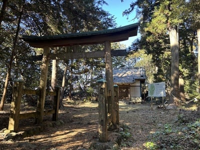 本曲輪に立つ八幡神社