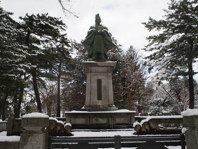 雪の佐竹義堯像