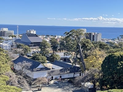 天守から常盤木門と相模湾