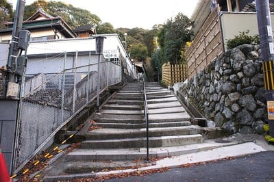 城域のある麓の正法寺への階段