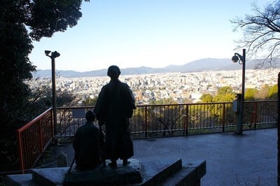 霊山護国神社の龍馬の像が見ている京都