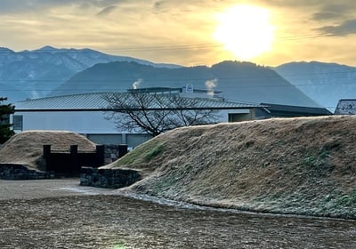 土塁と皆神山