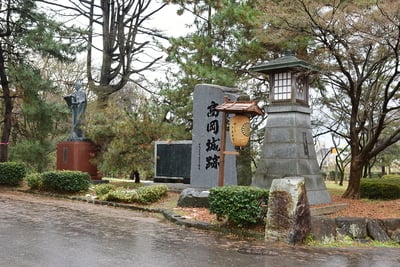 大手口と高山右近像