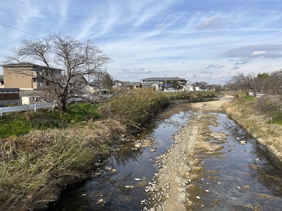 寺川と陣屋跡