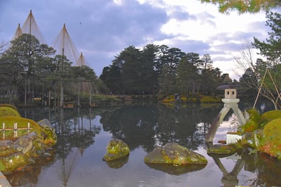 兼六園 徽軫灯籠(ことじとうろう)