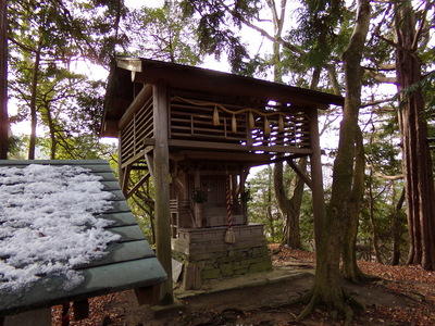 主郭に建つ祠