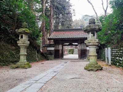 香積寺山門(薬医門)と残存土塁(外側から)