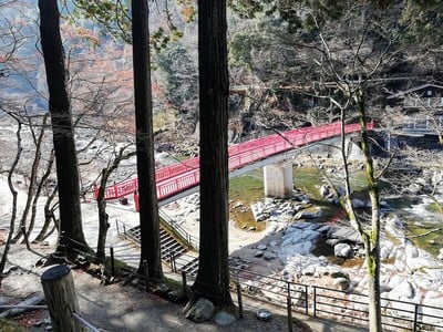 巴川右岸から帯月橋を見おろす