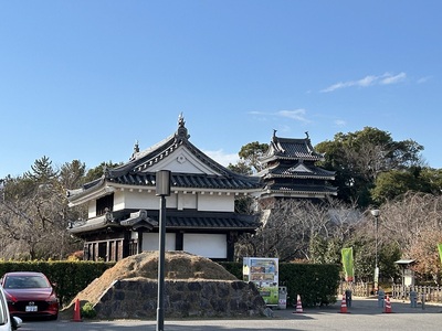 鍮石門と本丸丑寅櫓