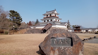 三階櫓と石碑