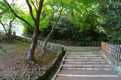 との四門へ向かうつづら折りの石段