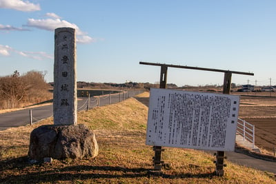 石碑と案内板（北側から）